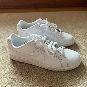 Like new white Nike women’s sneaker